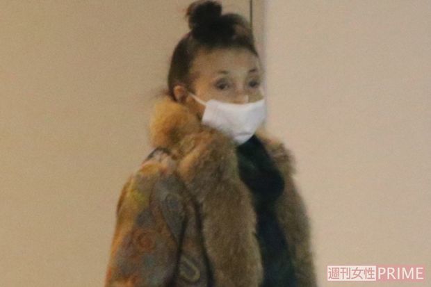 トレードマーク「たまねぎ頭」のかつらを脱いだ黒柳徹子（記事下までスクロールすると歩行補助器を使う心配な1枚も）