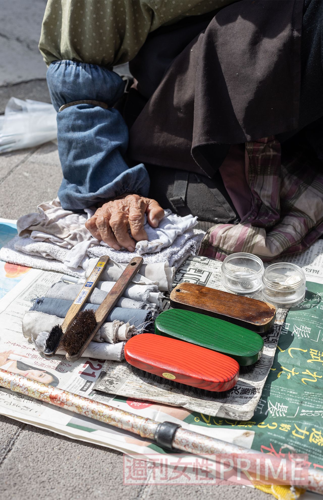 大小さまざまなブラシで靴の表面の汚れを落とす