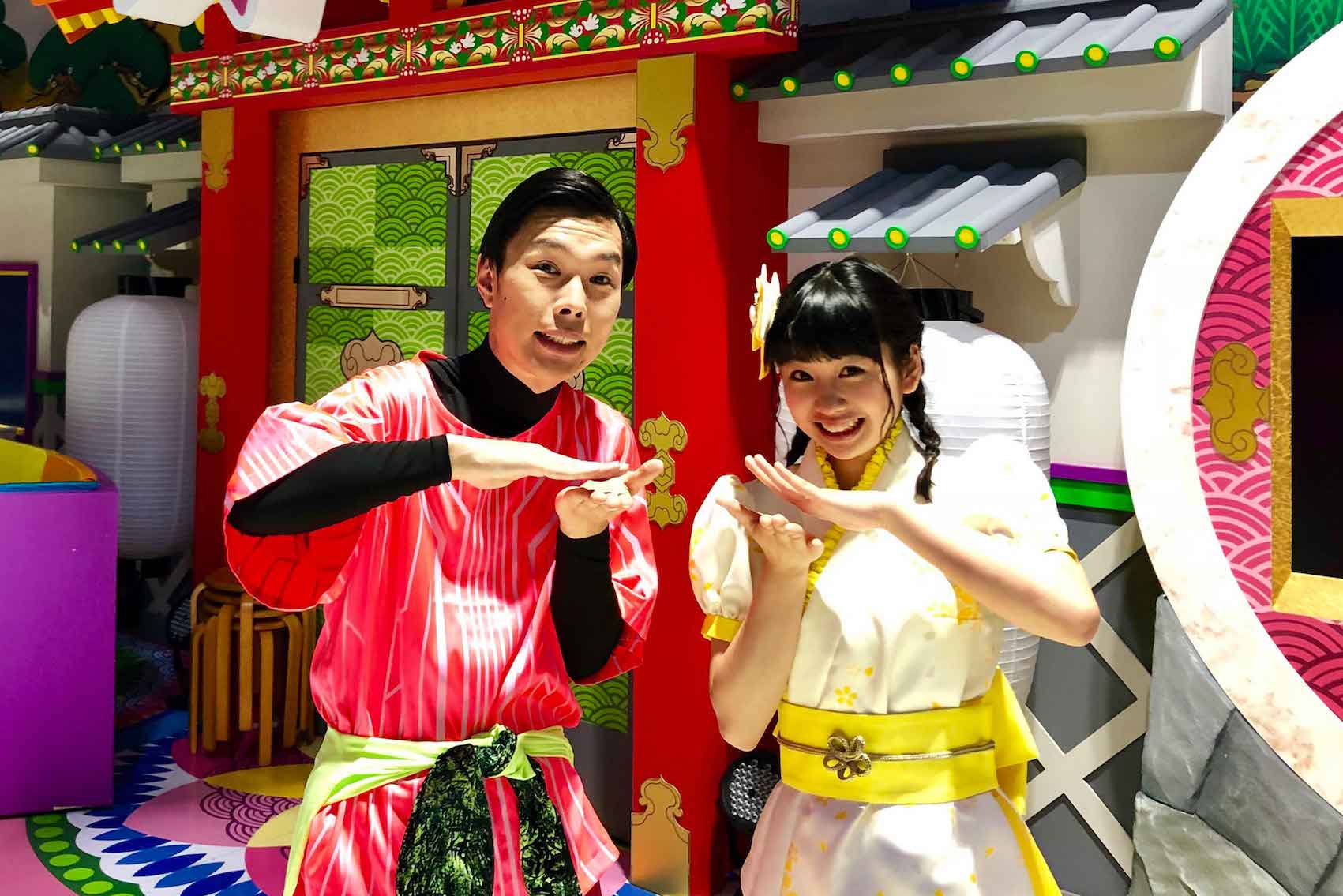 忍者に扮して写真を撮るふたり（岩井本人のXより）