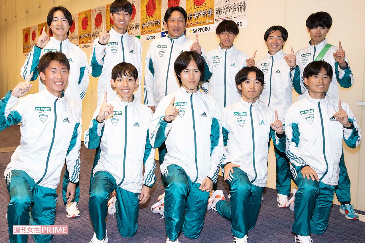 2年ぶり7度目の総合優勝に輝いた青学大メンバー　撮影／北村史成