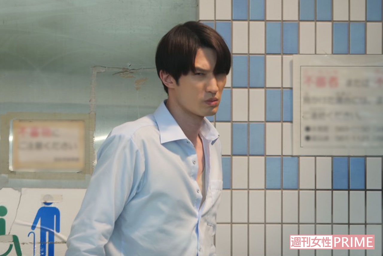 トイレから出てくるジェシー、『ユニクロ』のエアリズムのようなシャツが胸元からチラリ