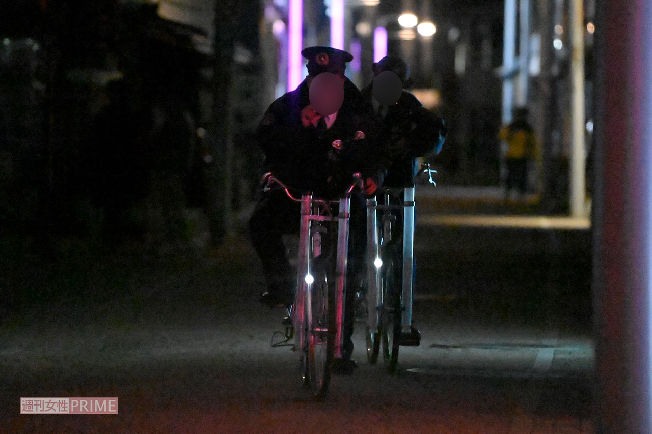 一団を注意し終えて引き上げる警察官。奥に見えるのが成宮たちのグループ