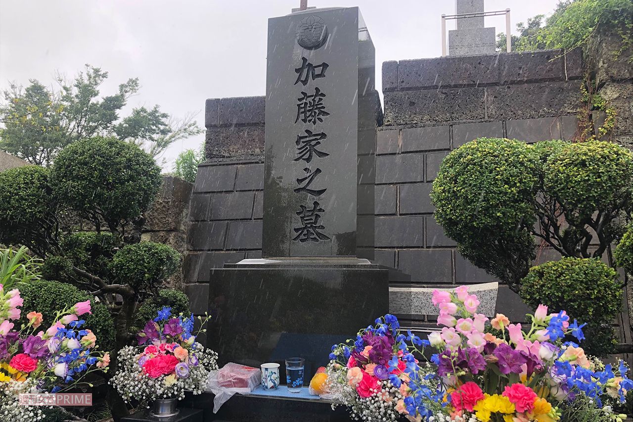 降りしきる雨の中、多数のファンがひばりさんを偲んだ。30年一度も命日の墓参を欠かさないファンも多い