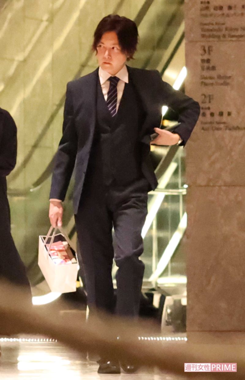 著書『バズレシピ』シリーズで有名な料理研究家のリュウジの姿も