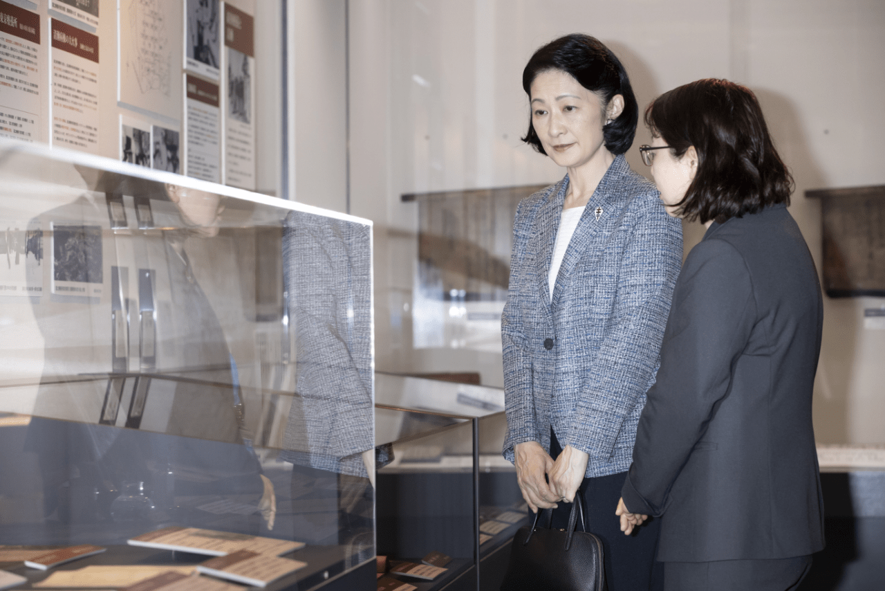 清瀬市郷土博物館を訪れた紀子さまは、結核関連の展示物を見学（2024年4月30日）