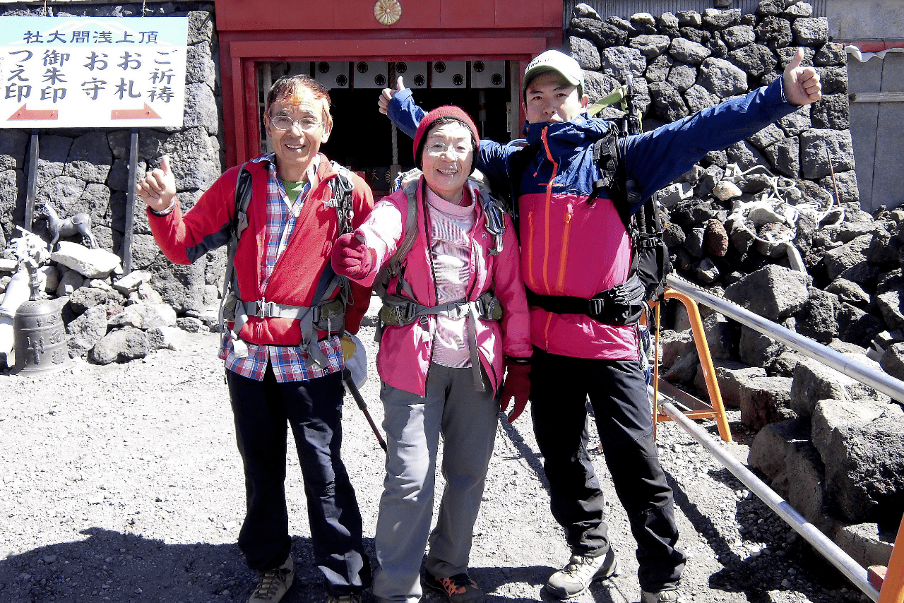 両親を心配させたこともあったが進也さん（右）も今では山を仕事に