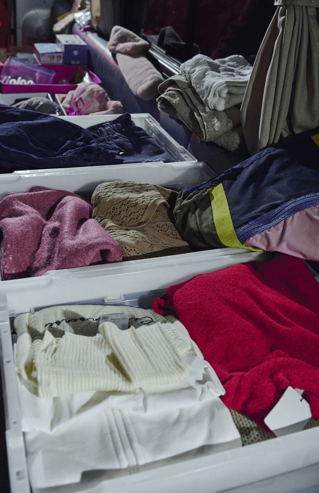 バスの中には衣類に下着、歯ブラシ、避妊具、生理用品などが所狭しと並び、やはり無償で提供されている