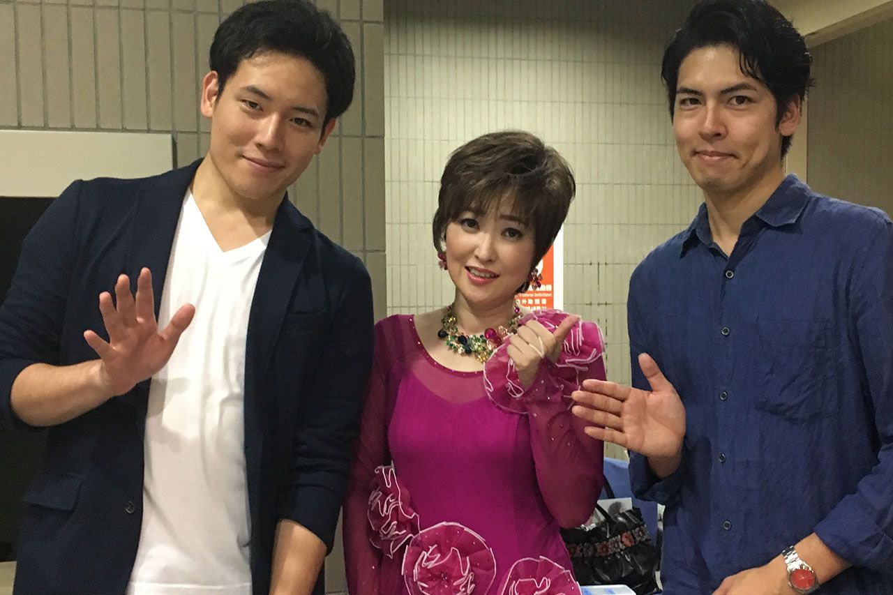 新曲『最後の恋人』を作曲した鳥羽一郎の長男・木村竜蔵氏（右）と弟の徹三氏（左）。ふたりは竜徹日記というデュオで活躍