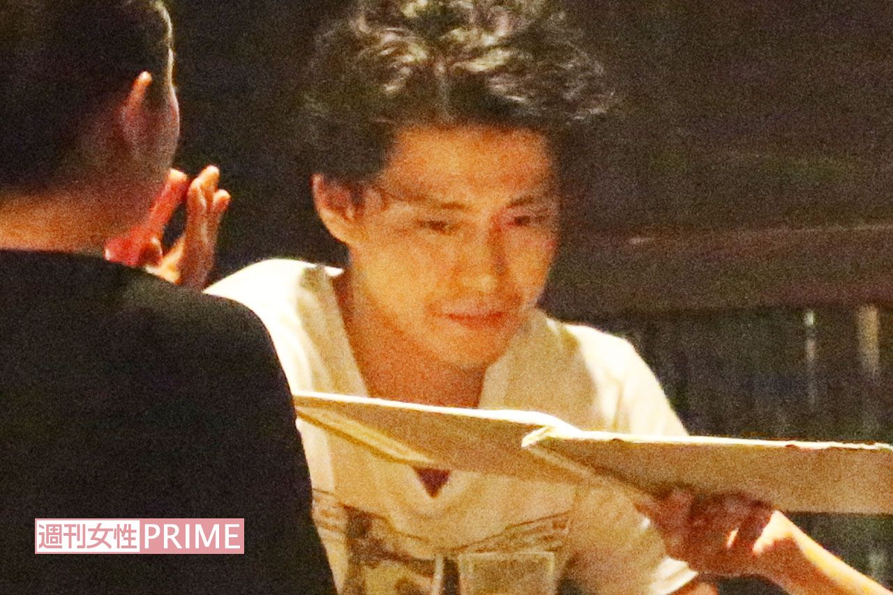 飲食店で食事をする小栗旬（'12年8月）