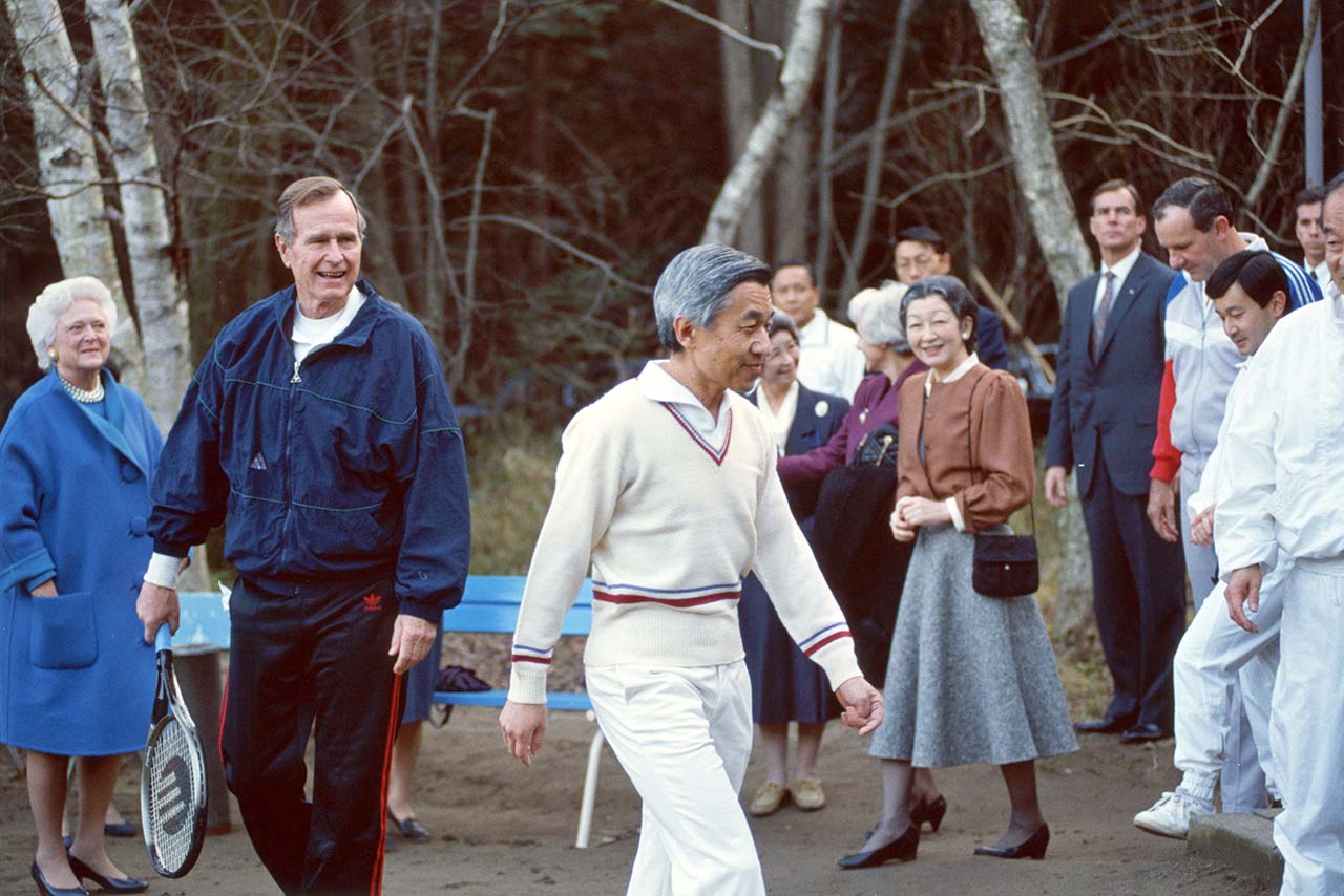 1992年1月、米ジョージ・H・W・ブッシュ大統領は当時の天皇陛下（現在の上皇陛下）とテニスで親睦を深めた