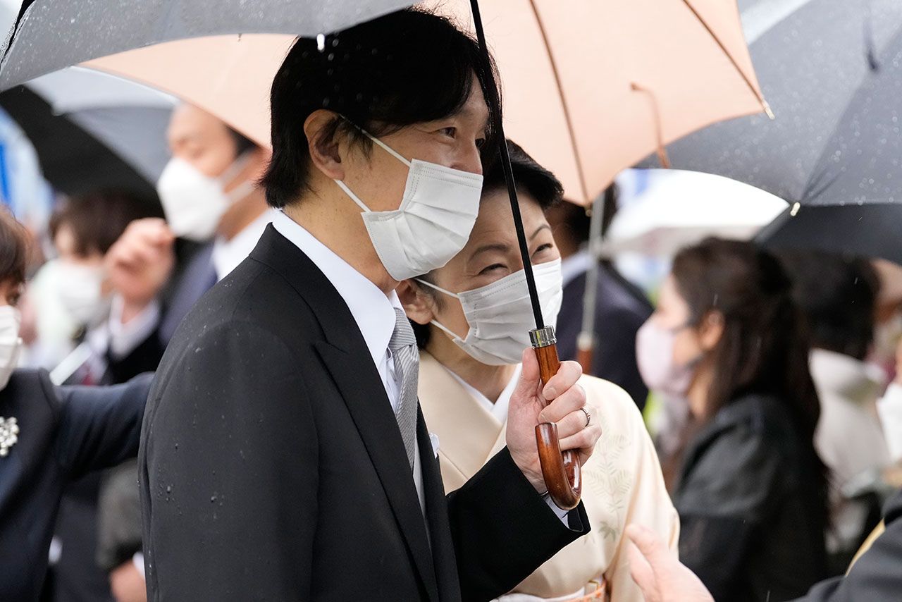 肩を寄せて“相合傘”をされる秋篠宮ご夫妻。招待客に顔を近づけ、積極的に交流された