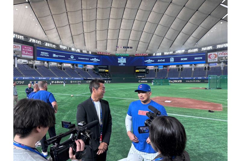 シカゴ・カブスの鈴木誠也と会話する上原浩治（本人Xより）