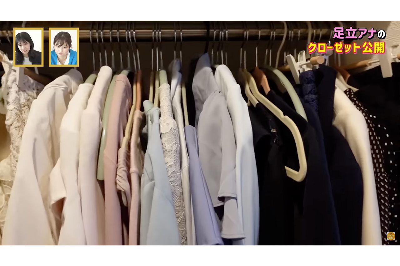 自宅のクローゼットの中身を紹介する読売テレビの足立夏保アナ（『読売テレビアナウンサーチャンネル』より）