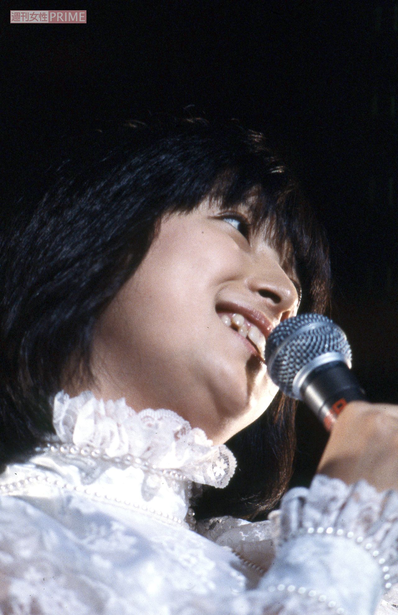 ステージでマイクを持つ河合奈保子
