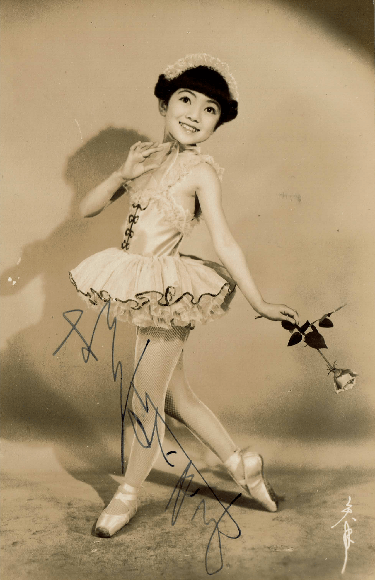 姿勢よく、脚も真っすぐ美しい松島はこのころに完成された。子役のトモ子ちゃん時代