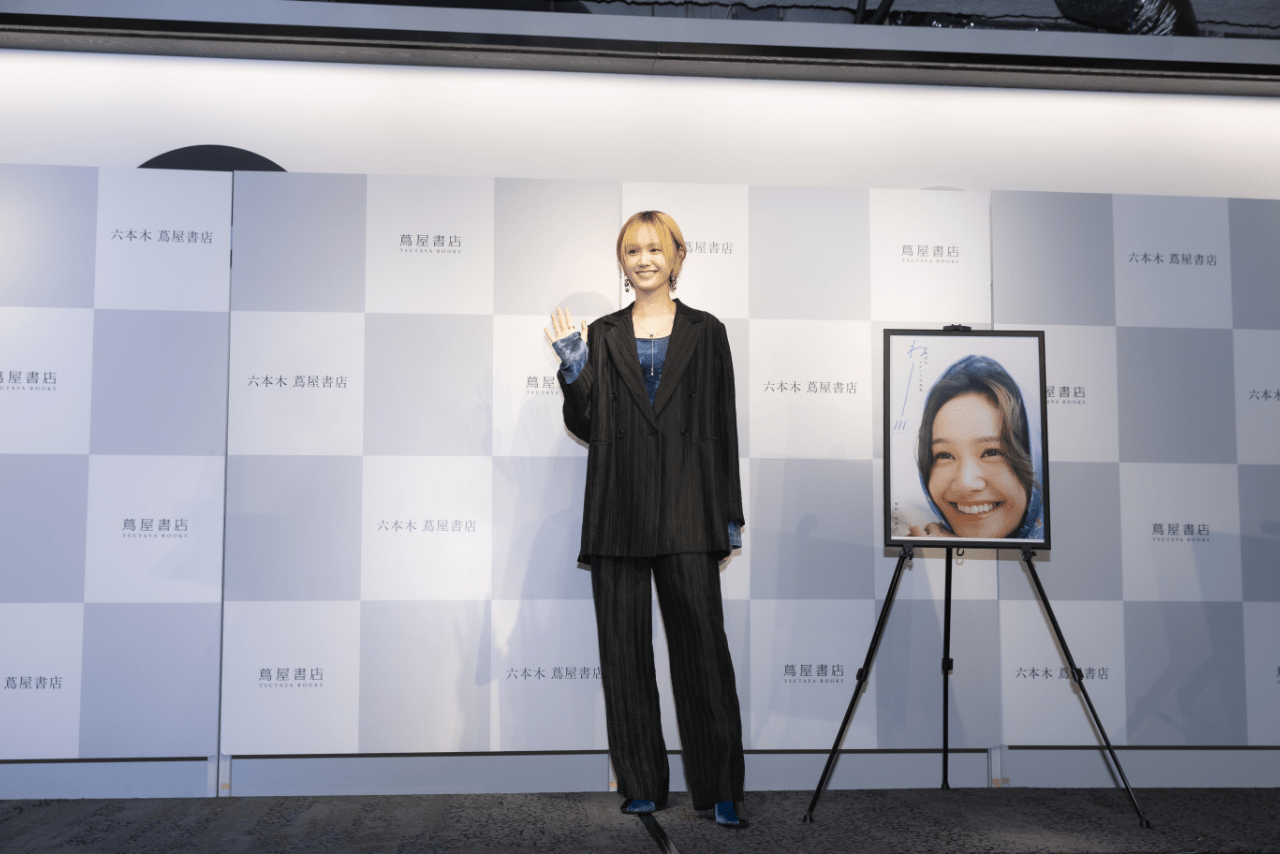セカンド写真集『わー!!!』発売記念会見に参加した尾碕真花