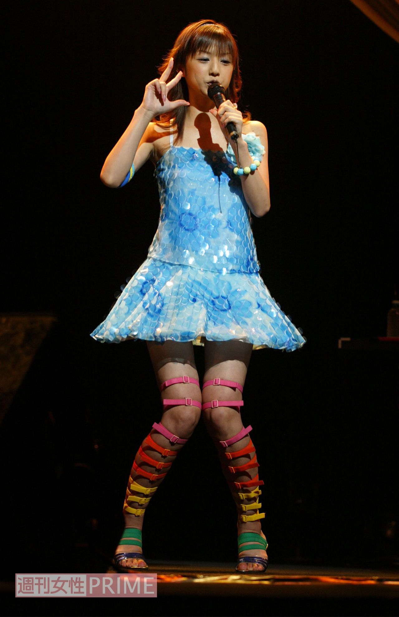 2004年、アルバム発売イベントで歌を披露する小倉優子