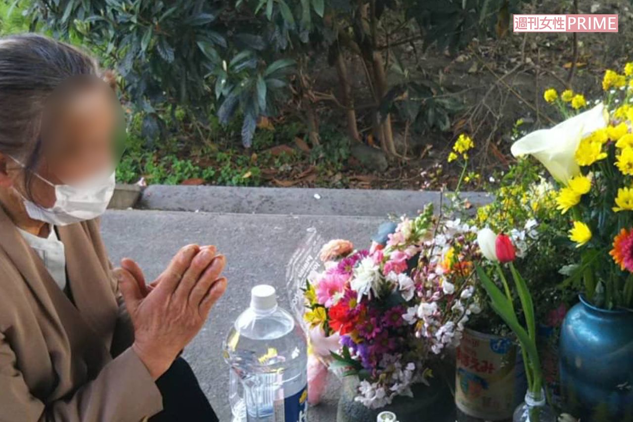 河渡橋西詰の下に置かれた献花台で手を合わせるアイさん