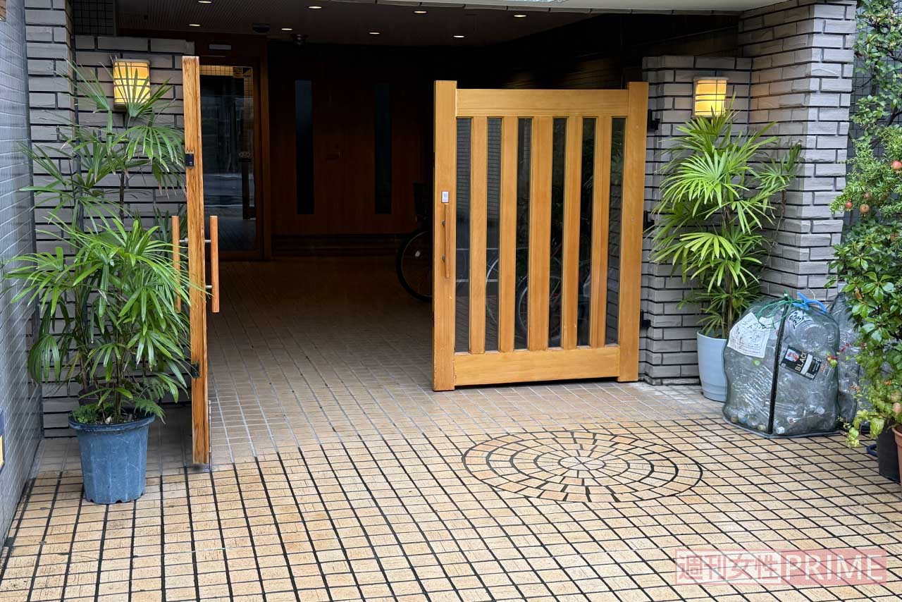 事件のあったマンションの玄関（撮影／編集部）