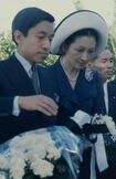 1975年、ひめゆりの塔に供花される上皇ご夫妻(当時は皇太子ご夫妻)。この直後、火炎瓶を投げつけられた