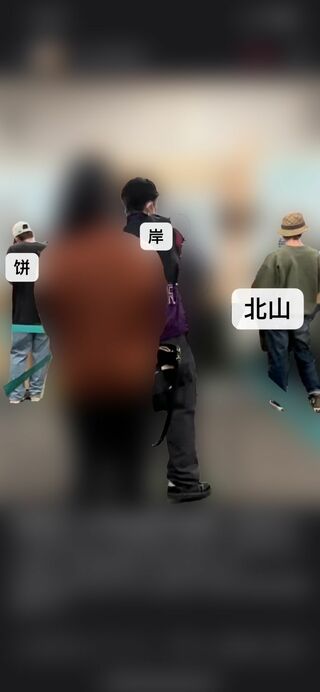 とある中国人が『X』上に投稿したアメリカ大使館を訪れたとされる平野紫耀（左）と岸優太（中）と北山宏光