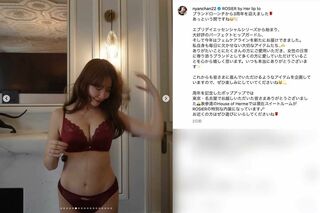 自身がプロデュースするブランドのランジェリー姿を披露した小嶋陽菜（本人のインスタグラムより）