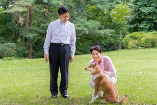 写真／宮内庁  東宮御所で愛犬の由莉と