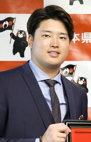 村上宗隆（ヤクルト）。ボールも跳ね返しそうな弾力感のある肌。秘訣は自身の所属するヤクルトの化粧品たちだ（写真／共同通信より）