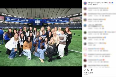 MLB東京シリーズでの集合写真。後列中央がメアリーさん（ドジャース奥様会公式インスタグラムより）