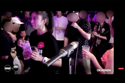 クラブで『ばかうけペヤングソース焼きそば風味』を一心不乱に食べる片瀬那奈（YouTubeより）