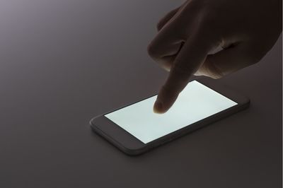 「スマホ放置」に注意! 身近な人がパスワードを“盗み見”、“遠隔操作”する恐怖