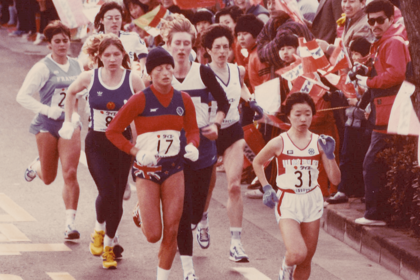 貧血で途中棄権となった'83年の大阪女子マラソン（現・大阪国際女子マラソン）に翌年も出場。2時間32分台のタイムを叩き出し、ロス五輪の代表の座をつかんだ