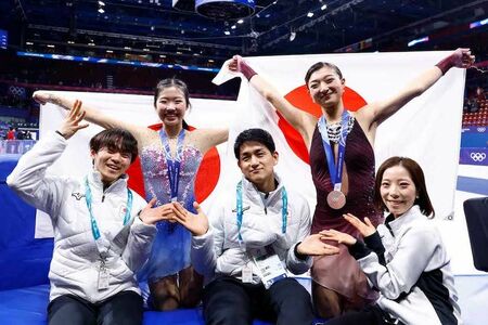 鍵山優真選手、木原龍一選手、三浦璃来選手と一緒に記念撮影をする中井亜美選手と坂本花織選手（撮影／JMPA）