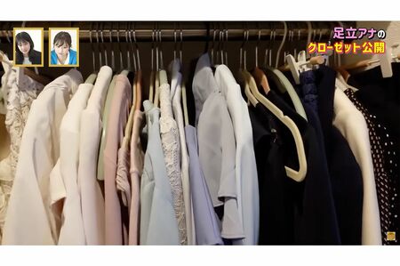 自宅のクローゼットの中身を紹介する読売テレビの足立夏保アナ（『読売テレビアナウンサーチャンネル』より）