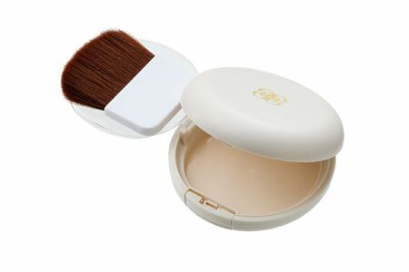 アムリターラオールライトサンスクリーンパウダー／3960円　※画像をクリックするとAmazonの商品ページにジャンプします。