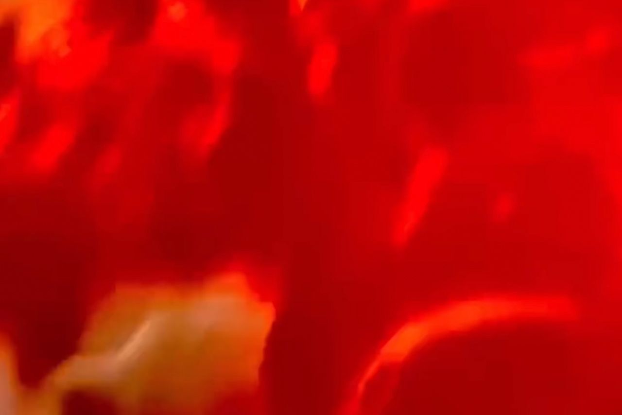 画面全体が赤くなり、その後真っ暗に