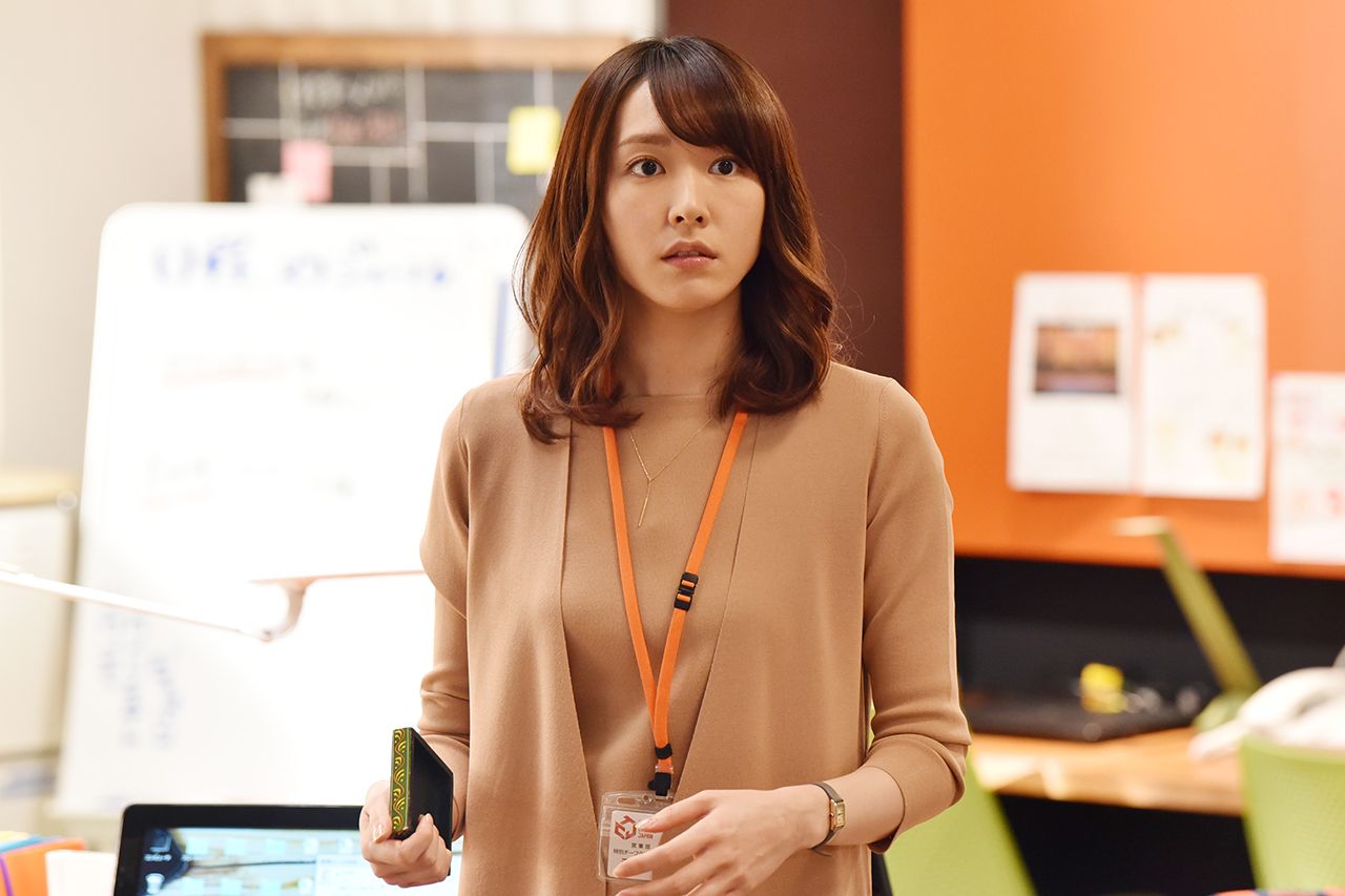 仕事に恋に、堂々巡りを繰り返している晶　(c)日本テレビ