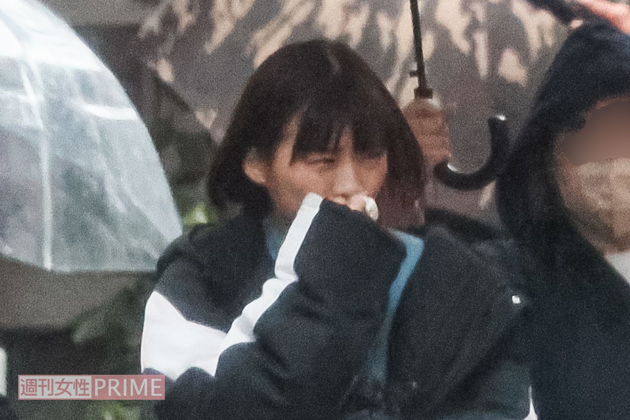 2023年7月放送予定のドラマ撮影に臨む伊藤沙莉。コートの下はブルーのカーディガンにチノパンというカジュアルな衣装