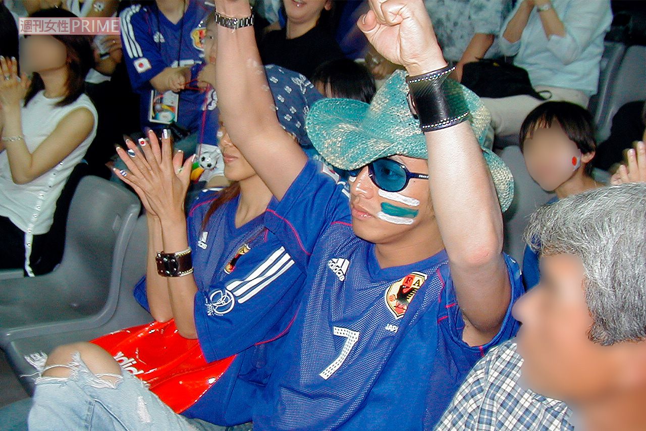 2002年6月、日韓大会でのロシア戦にてガッツポーズを見せた木村拓哉