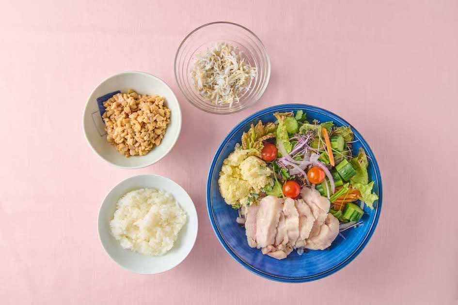 作り置きでラクチン“タン活”献立　タンパク質(1)鶏ハムサラダ低温調理器を使って大量に作り置きしている鶏むね肉のハムが主菜。同じく作り置きしているサラダを添え、サラダプレートにしてポン酢とこしょうでさっぱりと。タンパク質(2)しらすしらすはそのままでも、ポン酢をかけても、納豆に混ぜてもOK。白米にのせるだけで手軽なので、まとめ買いして冷凍で常備しています。タンパク質(3)納豆植物性タンパク質がとれるうえ、女性ホルモンに似た働きを持つ「大豆イソフラボン」も豊富。小鉢として毎日欠かせない存在です。