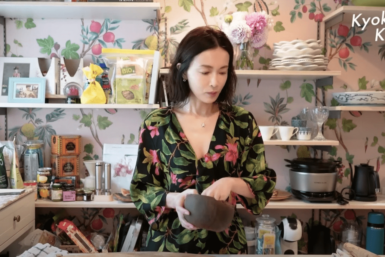 「料理する服装じゃない」胸元を大胆に開き目のやり場に困る長谷川京子（公式YouTubeより）