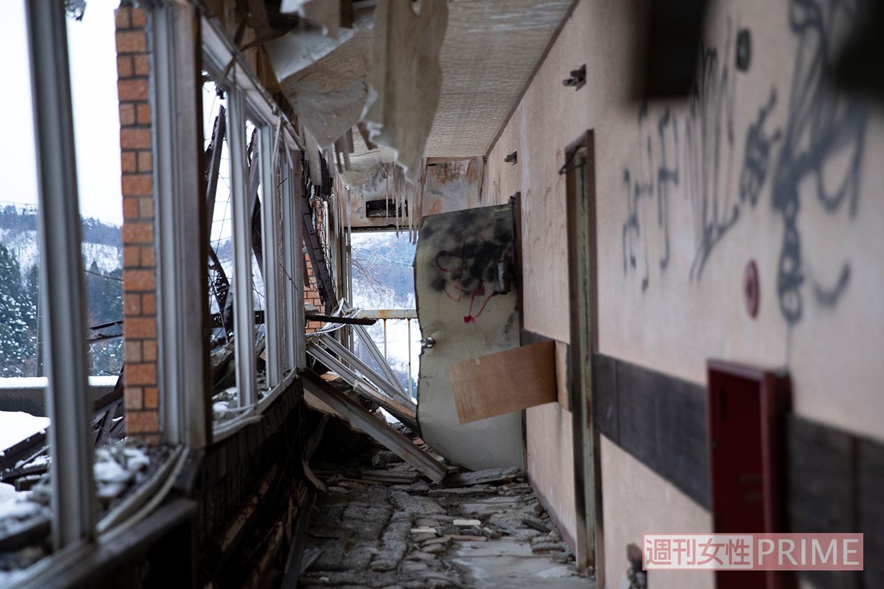 最恐心霊スポットの内部。コロナの書き込みがあることから今でも人の出入りは多いと見られる。日中でも真っ暗で女性2人で行くには相当な勇気がいる