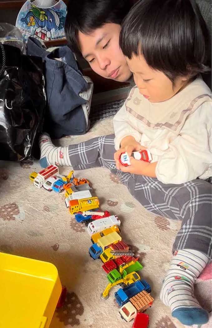 父親の塚越寛人さんと湊斗くん（画像は遺族提供）