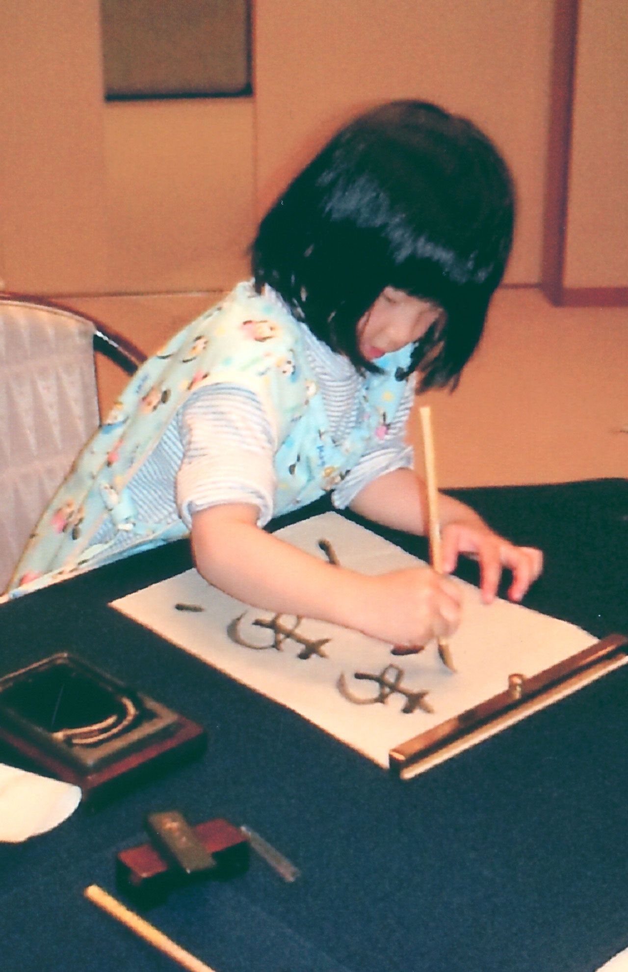 '05年、書き初めを行われる愛子さま（宮内庁提供）