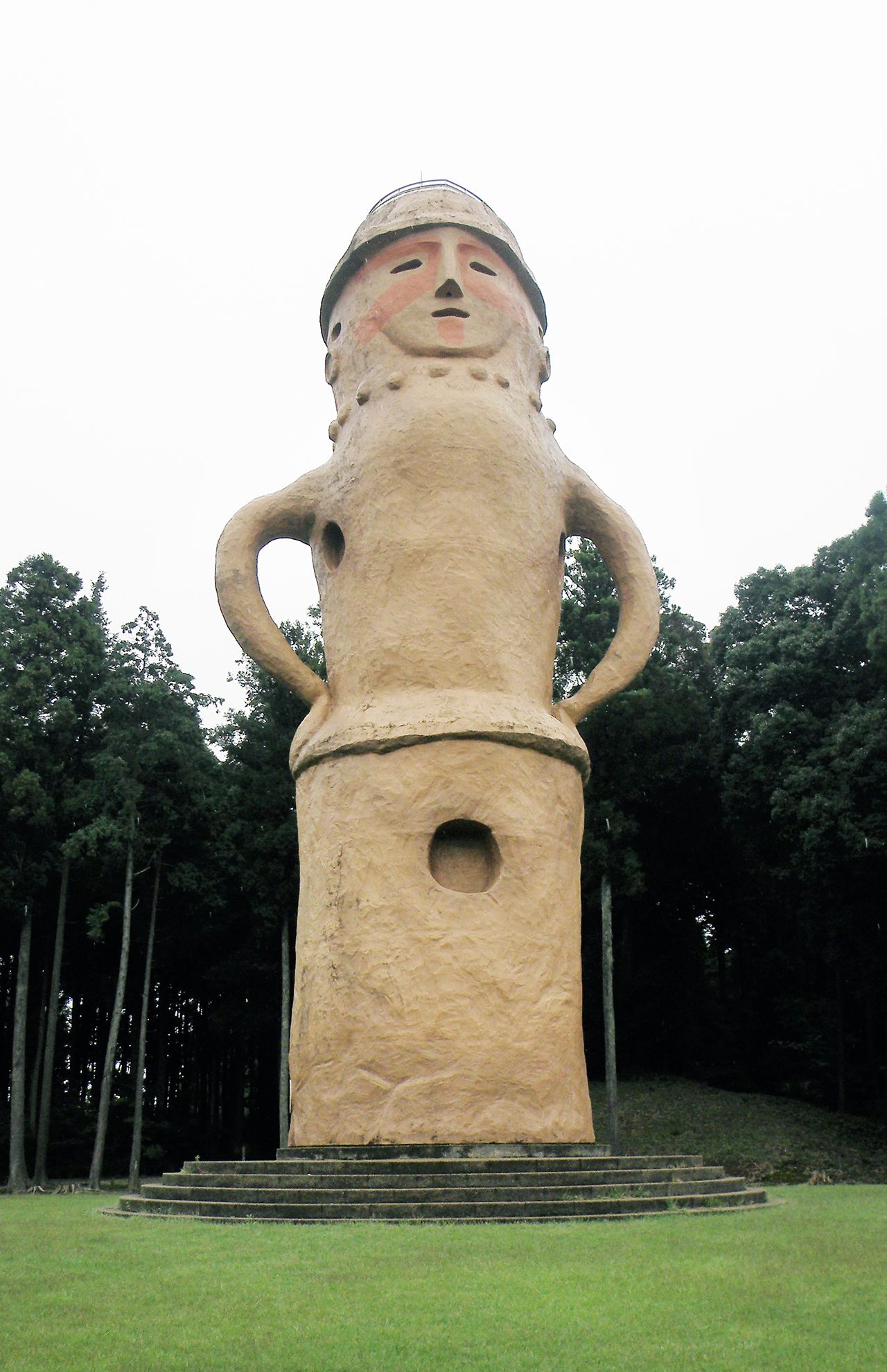 水戸市・くれふしの里古墳公園にある、はに丸タワーの高さは17・3メートルで、日本一大きなハニワ。背中は階段で展望台に！