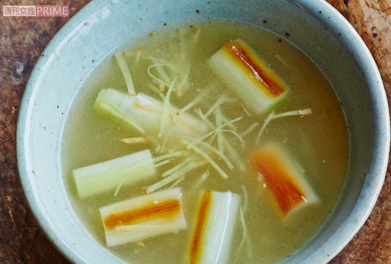 風邪対策にぴったりの『焼き長ねぎとしょうがのスープ』