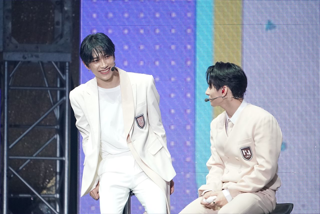 池崎理人（左）と西 洸人（右）。パフォーマンス中はカリスマ性あふれる2人だが、トークコーナーではひょうきんな魅力を発揮 （C）LAPONE ENTERTAINMENT