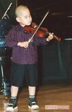 5歳のときには老人ホームでのボランティア演奏を始めていた(’01 年)