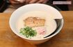 無垢ラーメン(900円)“うまみの層”が表面を覆ったオリジナルスープは、忘れ得ぬおいしさ!