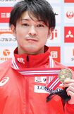 金メダルをつかむ内村航平